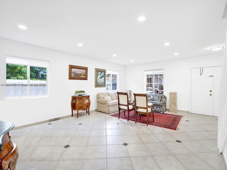 合同活跃: $5,500 (4 贝兹, 4 浴室, 2923 平方英尺)