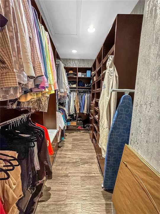 合同活跃: $1,200,000 (4 贝兹, 4 浴室, 3403 平方英尺)