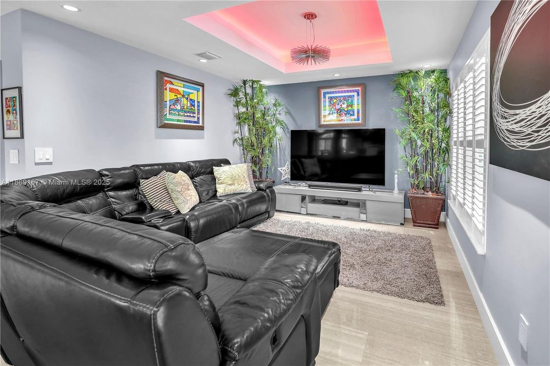 合同活跃: $1,200,000 (4 贝兹, 4 浴室, 3403 平方英尺)