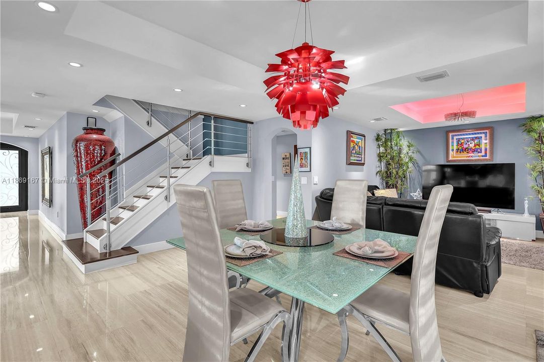 合同活跃: $1,200,000 (4 贝兹, 4 浴室, 3403 平方英尺)