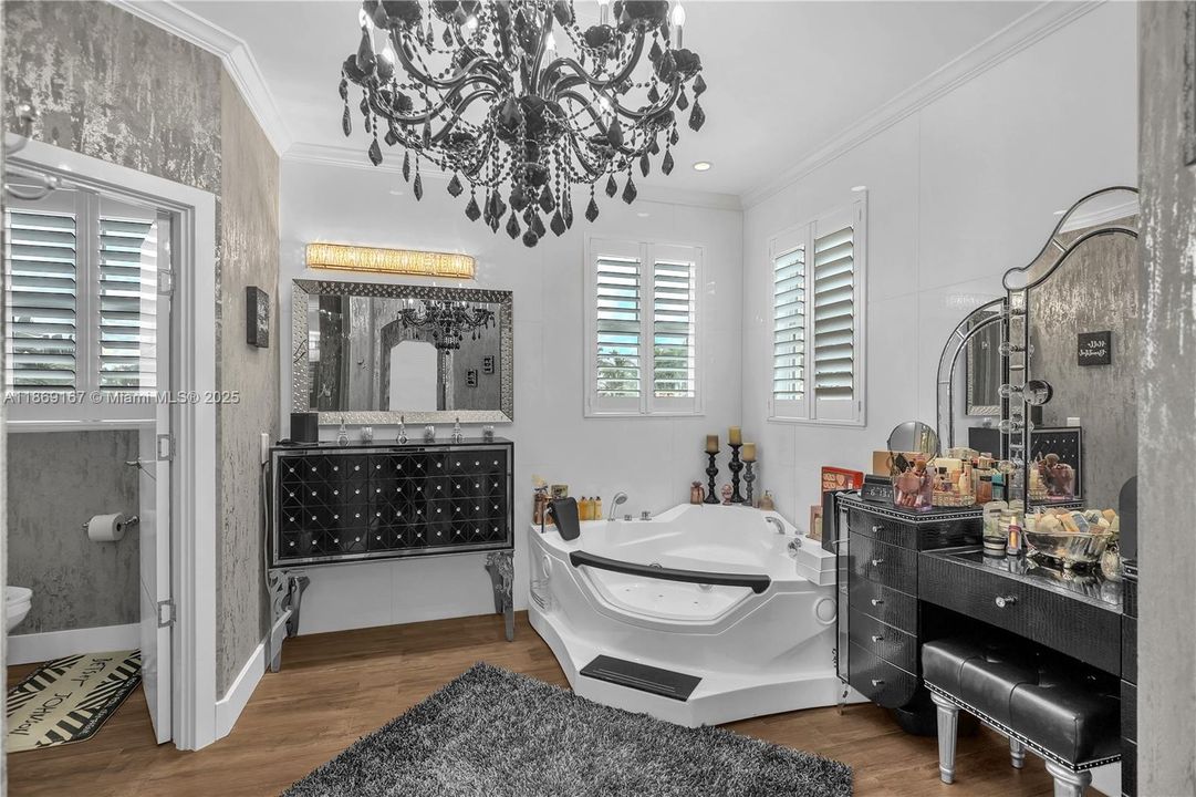 合同活跃: $1,200,000 (4 贝兹, 4 浴室, 3403 平方英尺)