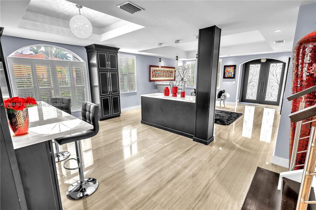 合同活跃: $1,200,000 (4 贝兹, 4 浴室, 3403 平方英尺)