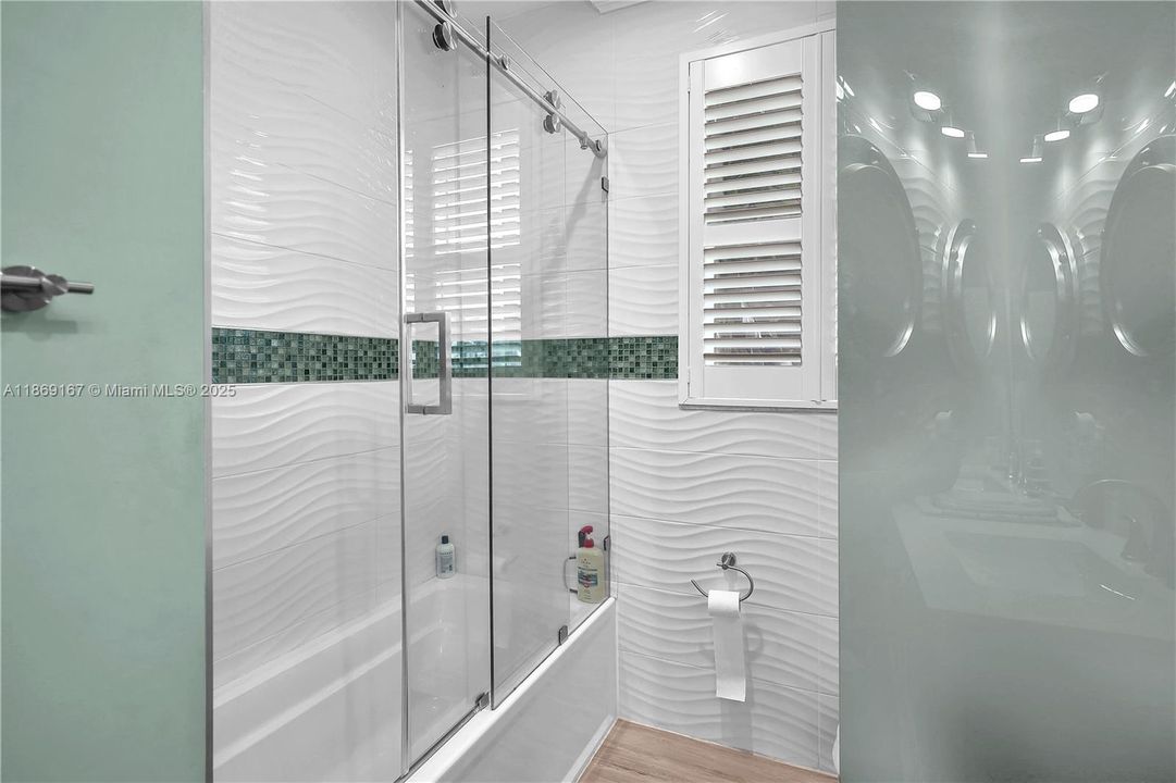 合同活跃: $1,200,000 (4 贝兹, 4 浴室, 3403 平方英尺)