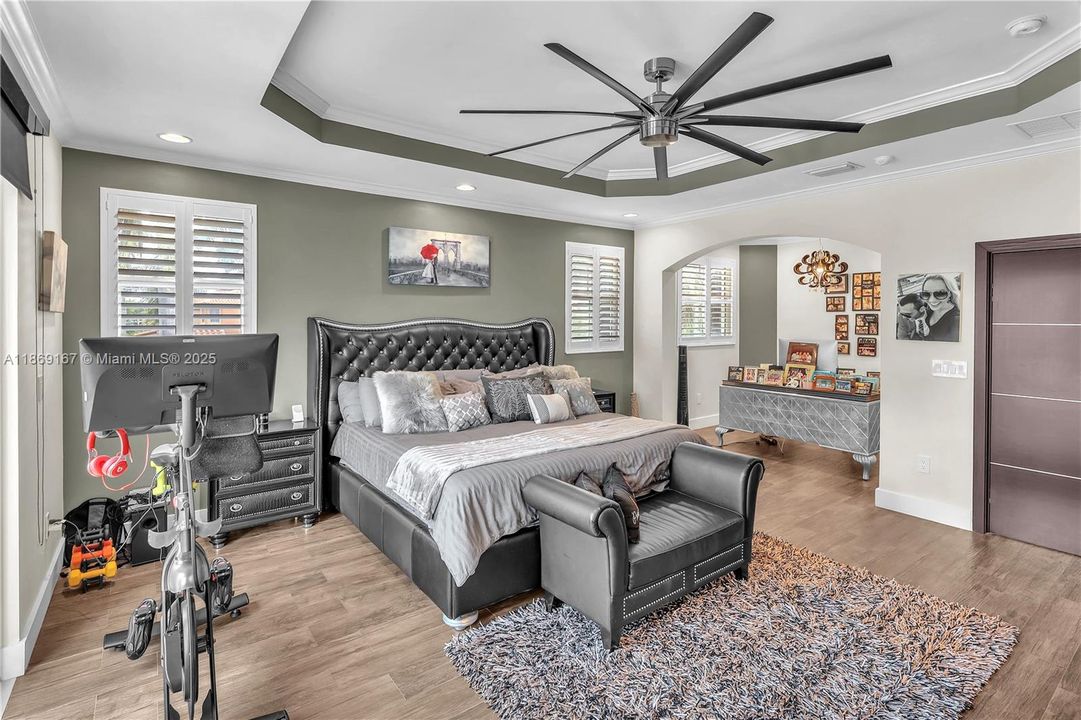 合同活跃: $1,200,000 (4 贝兹, 4 浴室, 3403 平方英尺)