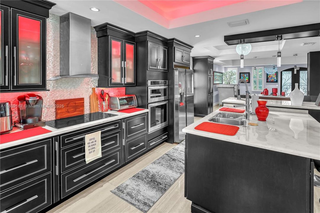 合同活跃: $1,200,000 (4 贝兹, 4 浴室, 3403 平方英尺)