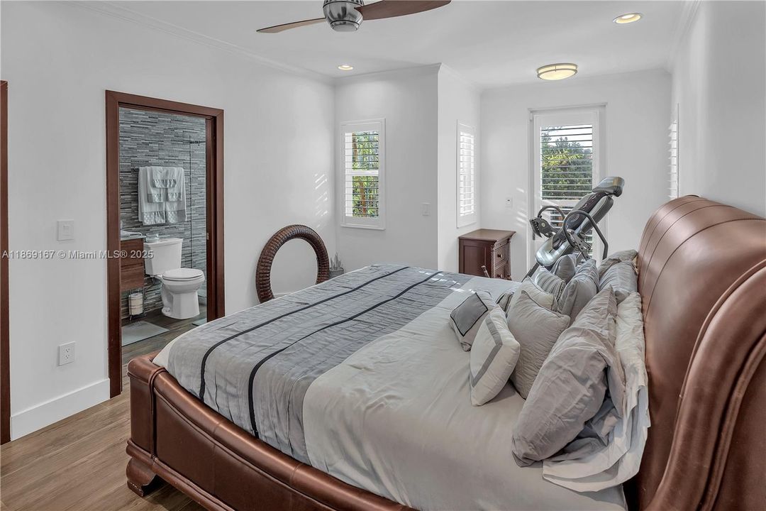 合同活跃: $1,200,000 (4 贝兹, 4 浴室, 3403 平方英尺)