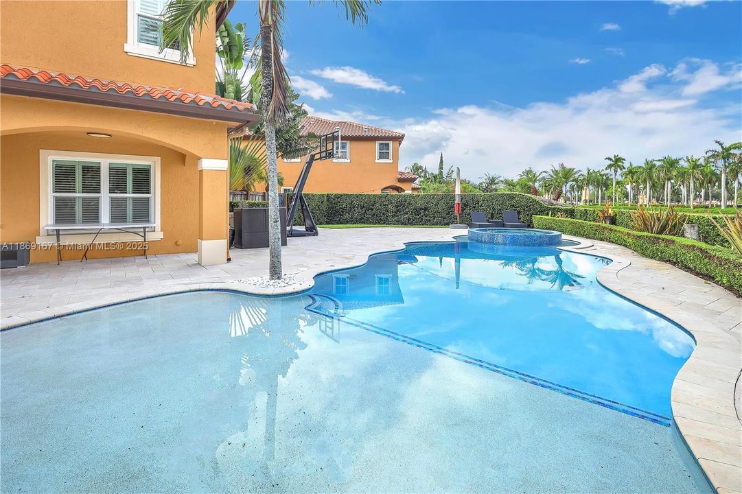 合同活跃: $1,200,000 (4 贝兹, 4 浴室, 3403 平方英尺)