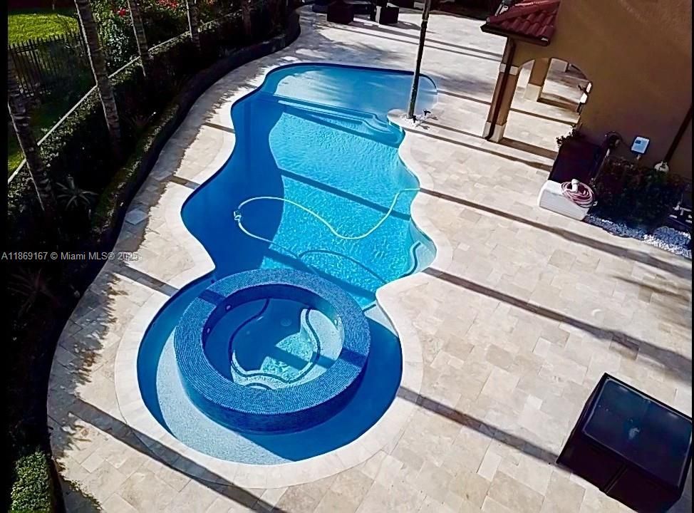 合同活跃: $1,200,000 (4 贝兹, 4 浴室, 3403 平方英尺)