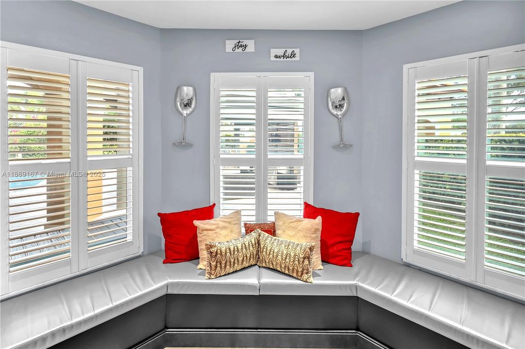 合同活跃: $1,200,000 (4 贝兹, 4 浴室, 3403 平方英尺)