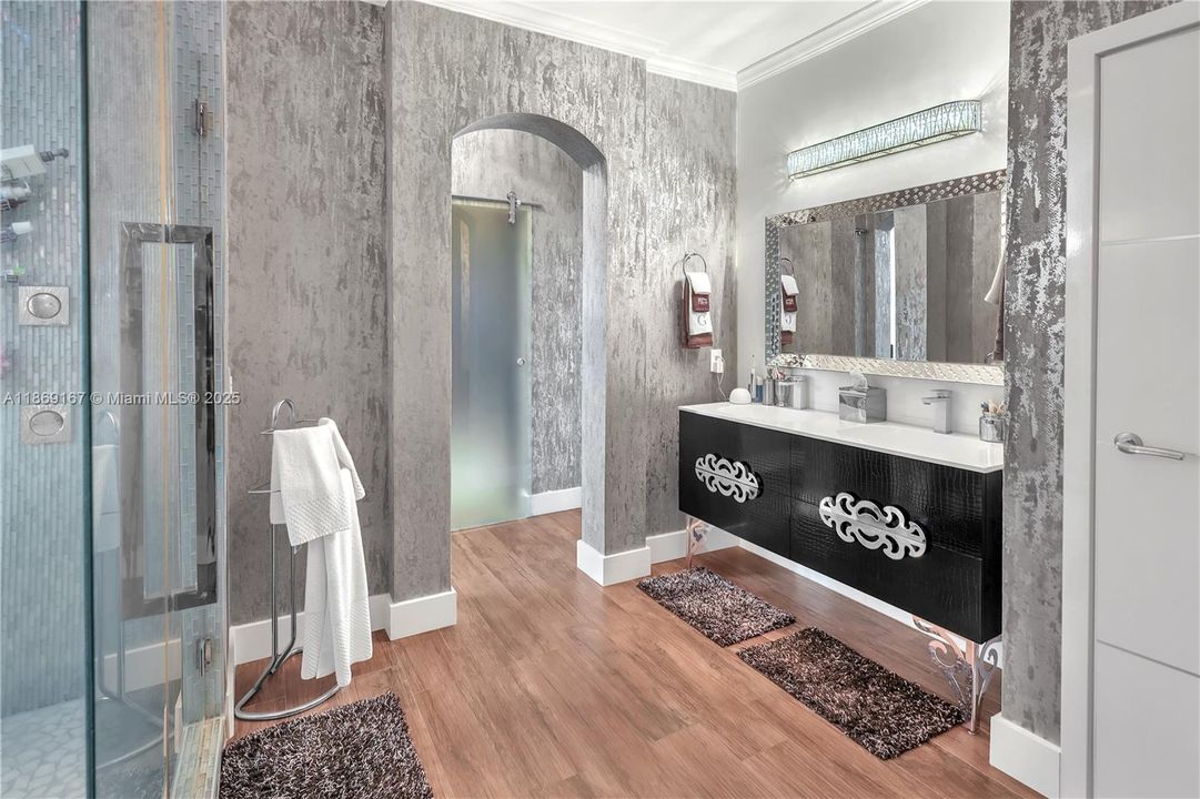 合同活跃: $1,200,000 (4 贝兹, 4 浴室, 3403 平方英尺)