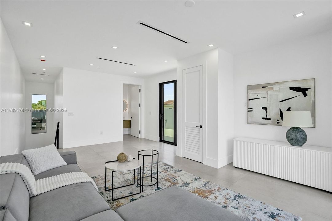 For Sale: $2,900,000 (4 beds, 4 baths, 3041 Square Feet)