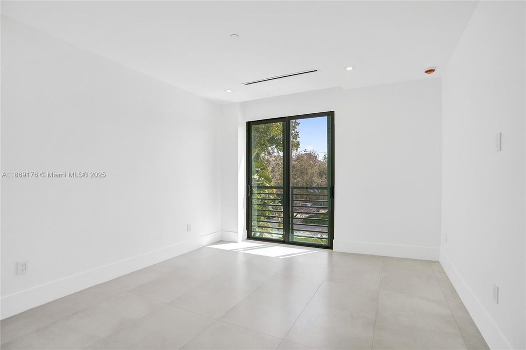 For Sale: $2,900,000 (4 beds, 4 baths, 3041 Square Feet)