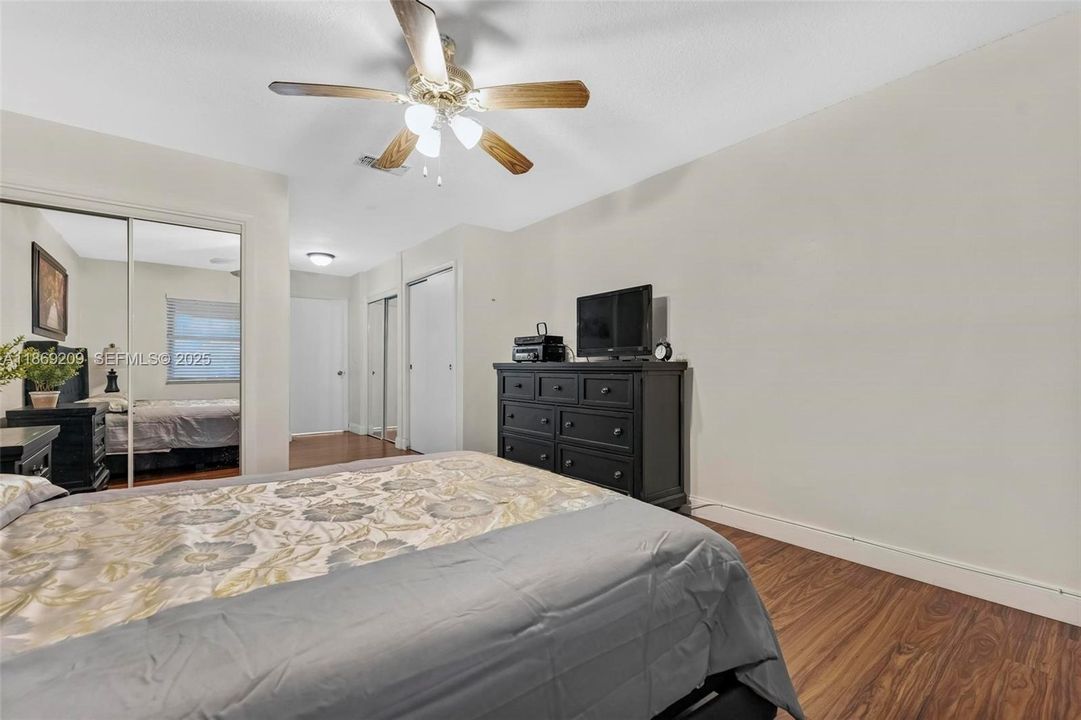 Под контрактом: $255,000 (2 спален, 2 ванн, 960 Квадратных фут)