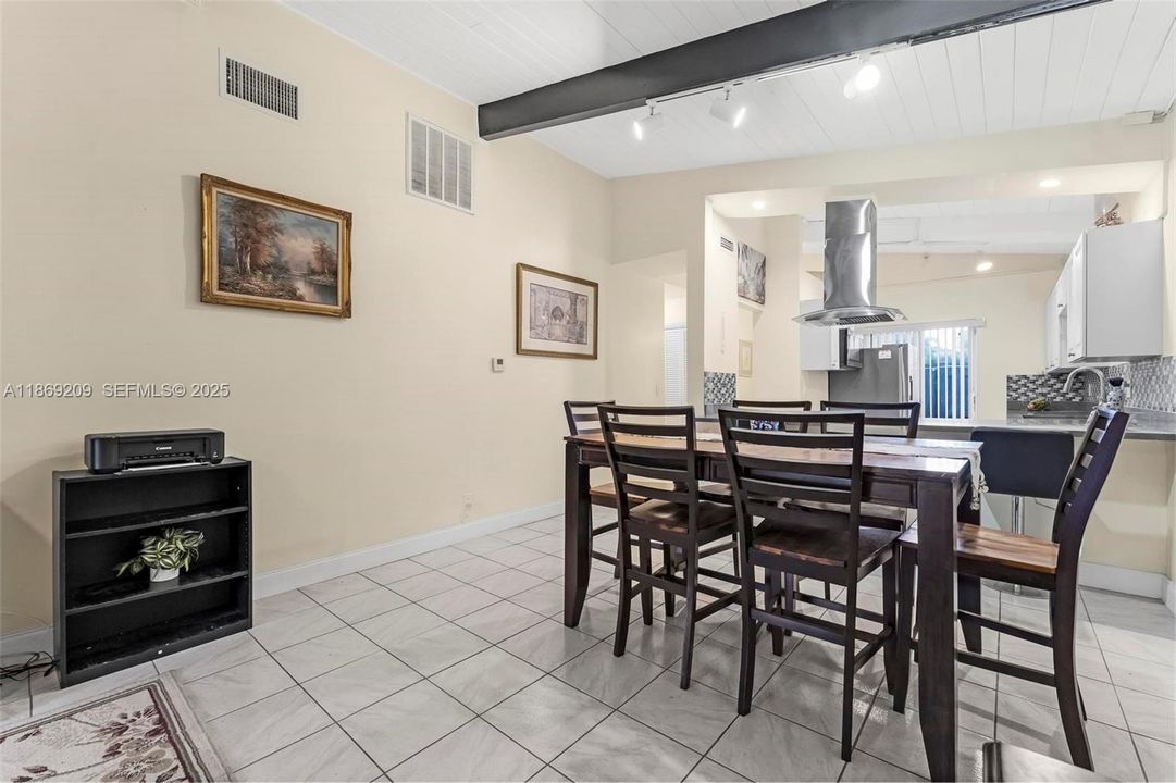 Под контрактом: $255,000 (2 спален, 2 ванн, 960 Квадратных фут)