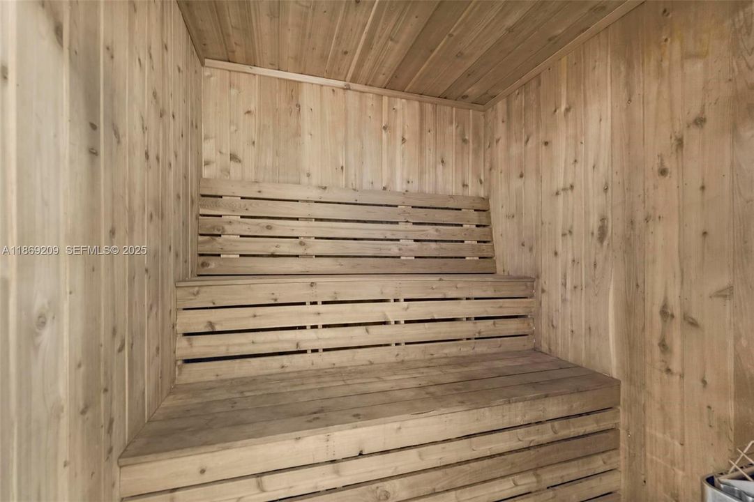 Под контрактом: $255,000 (2 спален, 2 ванн, 960 Квадратных фут)