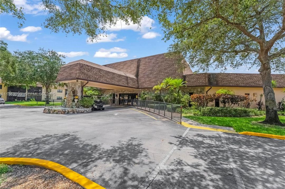 Под контрактом: $255,000 (2 спален, 2 ванн, 960 Квадратных фут)