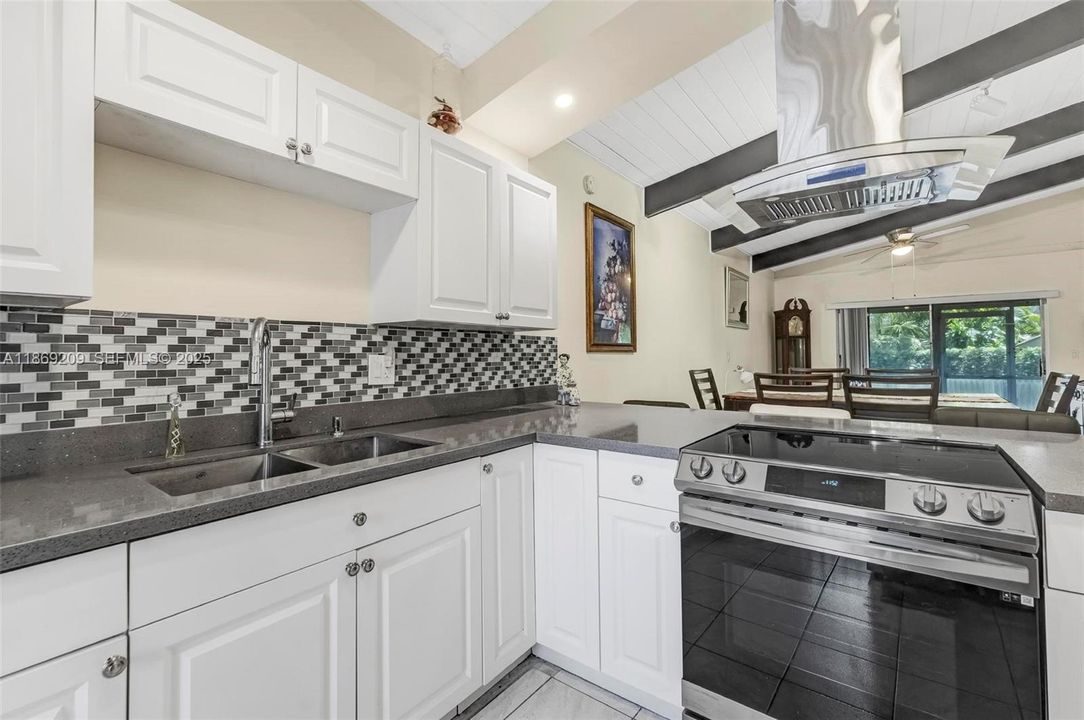 Под контрактом: $255,000 (2 спален, 2 ванн, 960 Квадратных фут)