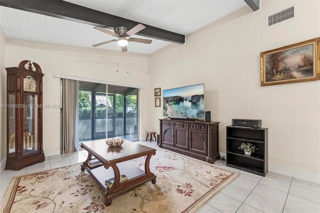 Под контрактом: $255,000 (2 спален, 2 ванн, 960 Квадратных фут)