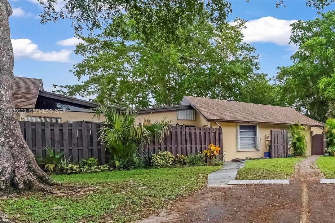 Под контрактом: $255,000 (2 спален, 2 ванн, 960 Квадратных фут)