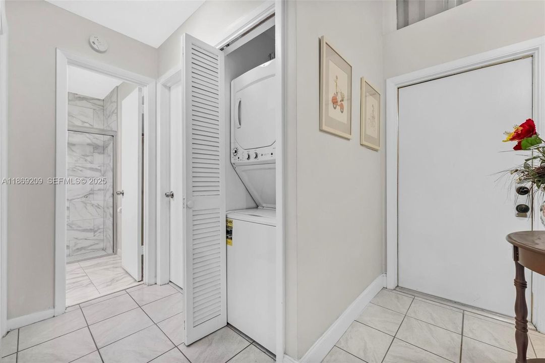 Под контрактом: $255,000 (2 спален, 2 ванн, 960 Квадратных фут)