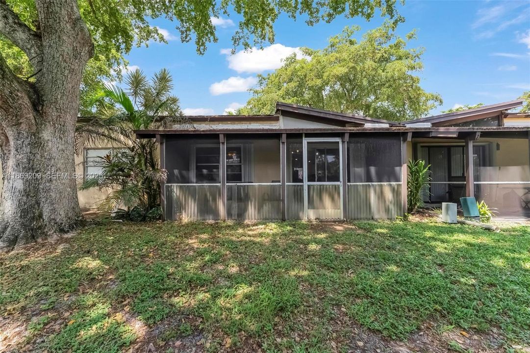 Под контрактом: $255,000 (2 спален, 2 ванн, 960 Квадратных фут)