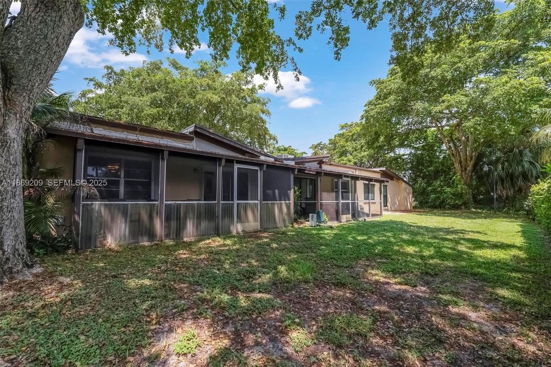 Под контрактом: $255,000 (2 спален, 2 ванн, 960 Квадратных фут)