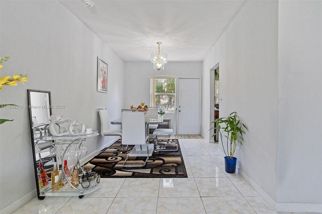 待售: $187,000 (2 贝兹, 1 浴室, 930 平方英尺)