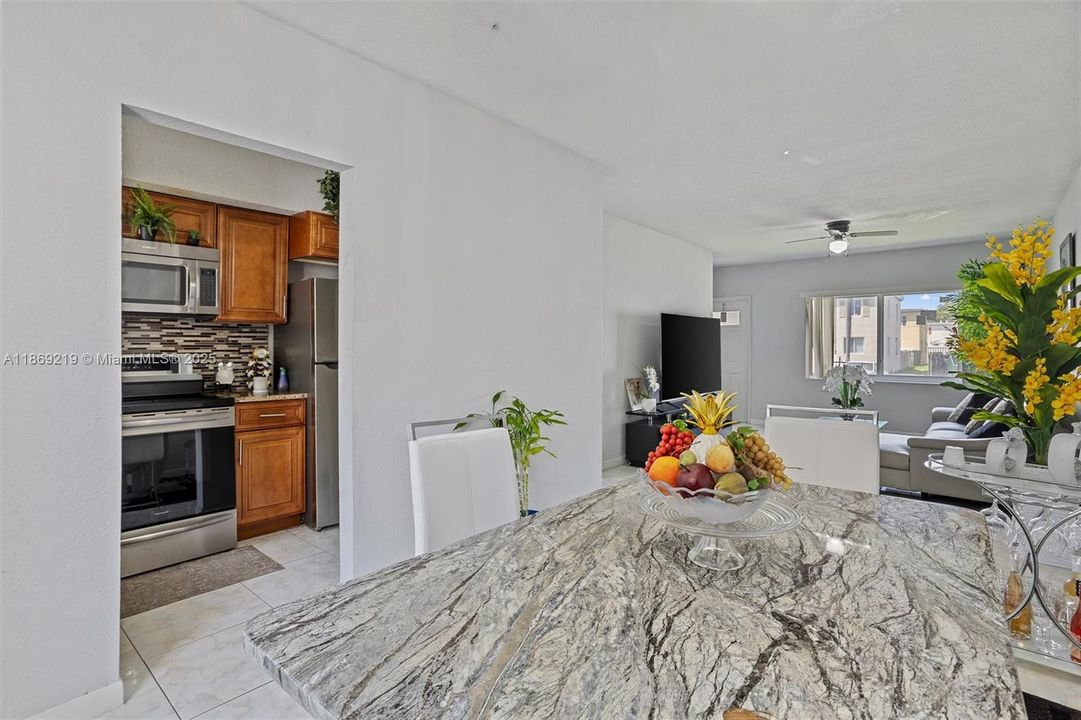 待售: $187,000 (2 贝兹, 1 浴室, 930 平方英尺)