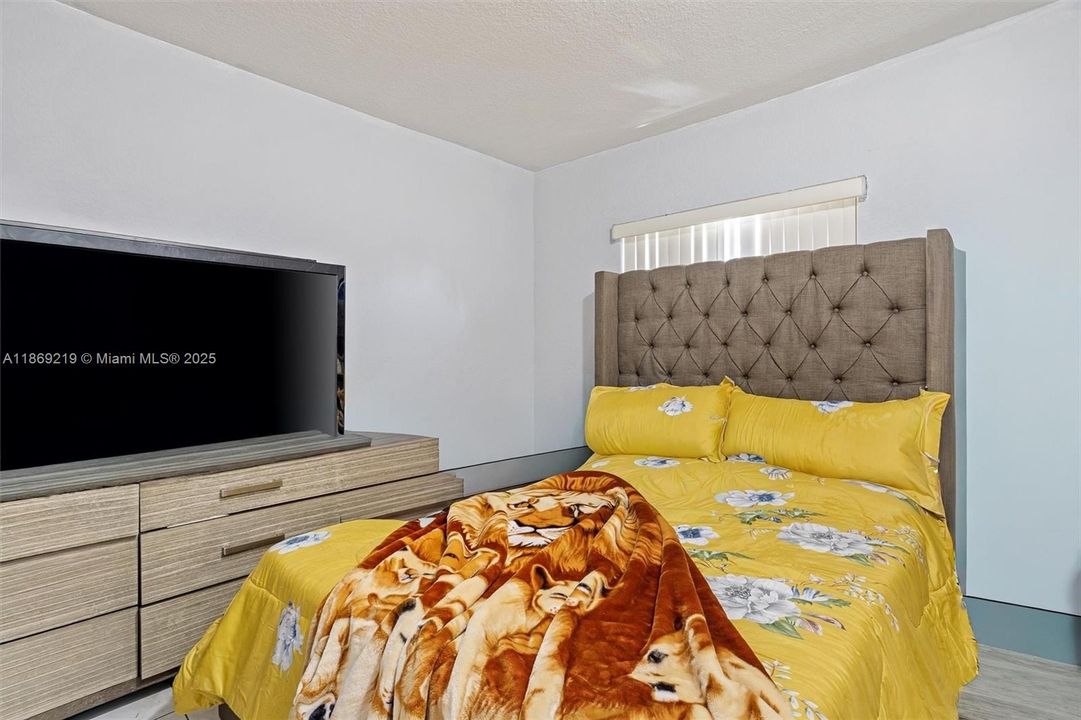 待售: $187,000 (2 贝兹, 1 浴室, 930 平方英尺)