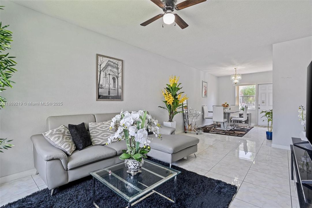 待售: $187,000 (2 贝兹, 1 浴室, 930 平方英尺)