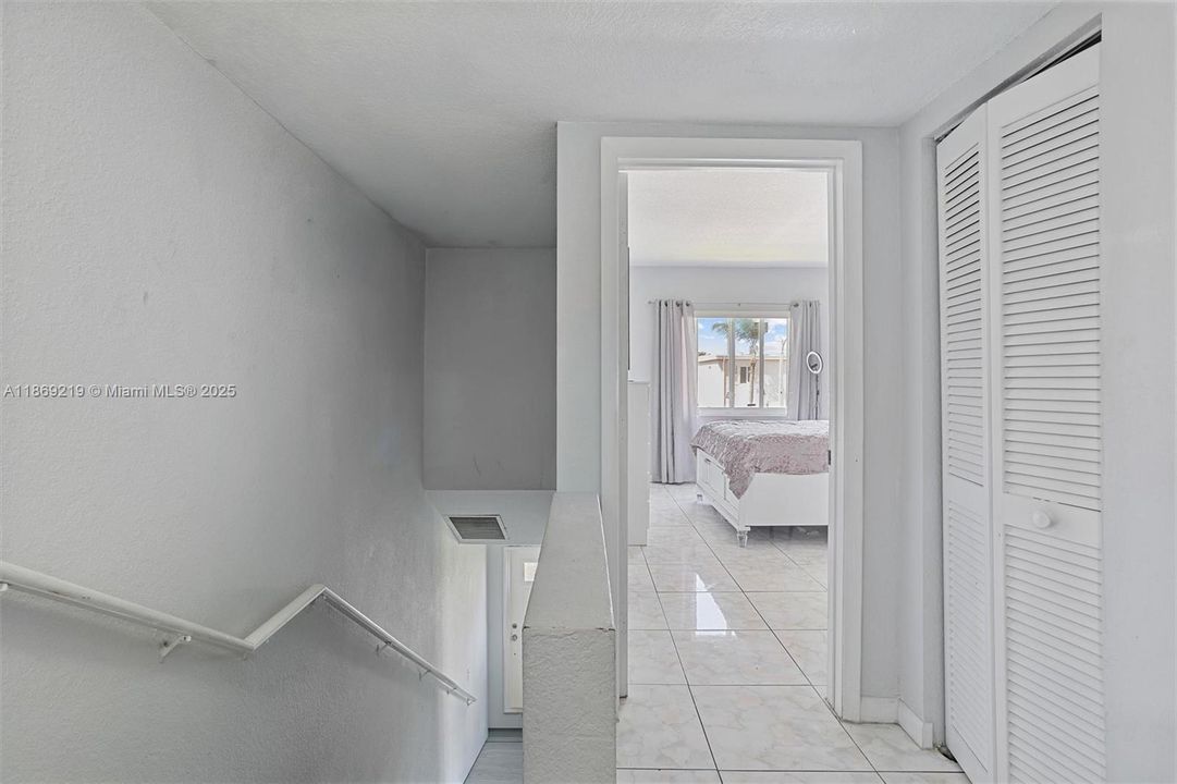 待售: $187,000 (2 贝兹, 1 浴室, 930 平方英尺)