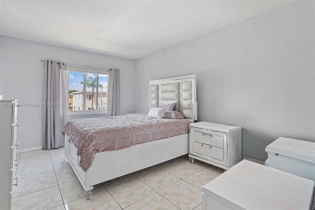 待售: $187,000 (2 贝兹, 1 浴室, 930 平方英尺)