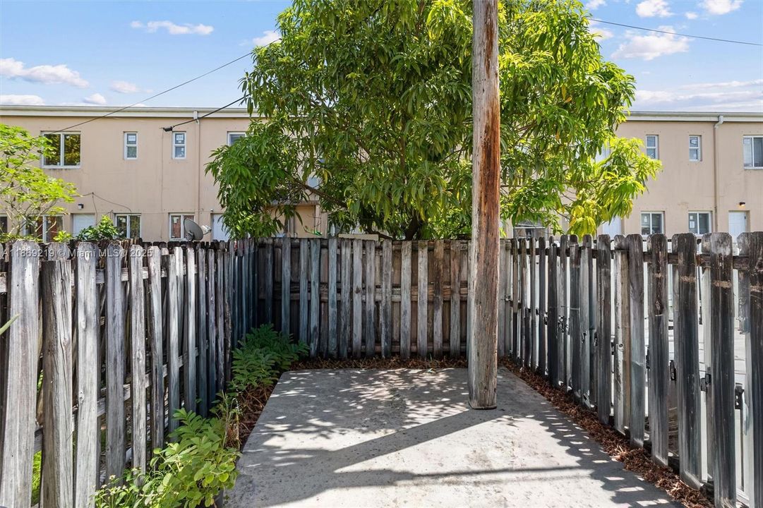 待售: $187,000 (2 贝兹, 1 浴室, 930 平方英尺)