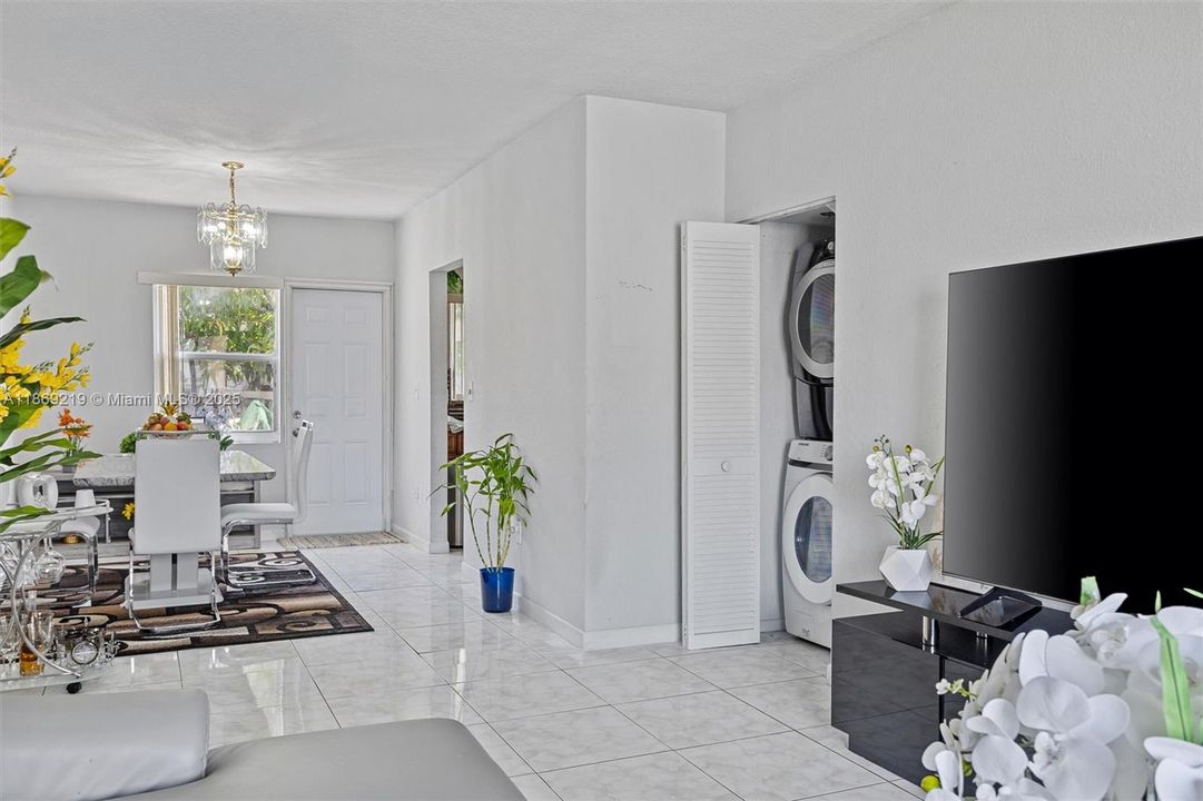 待售: $187,000 (2 贝兹, 1 浴室, 930 平方英尺)