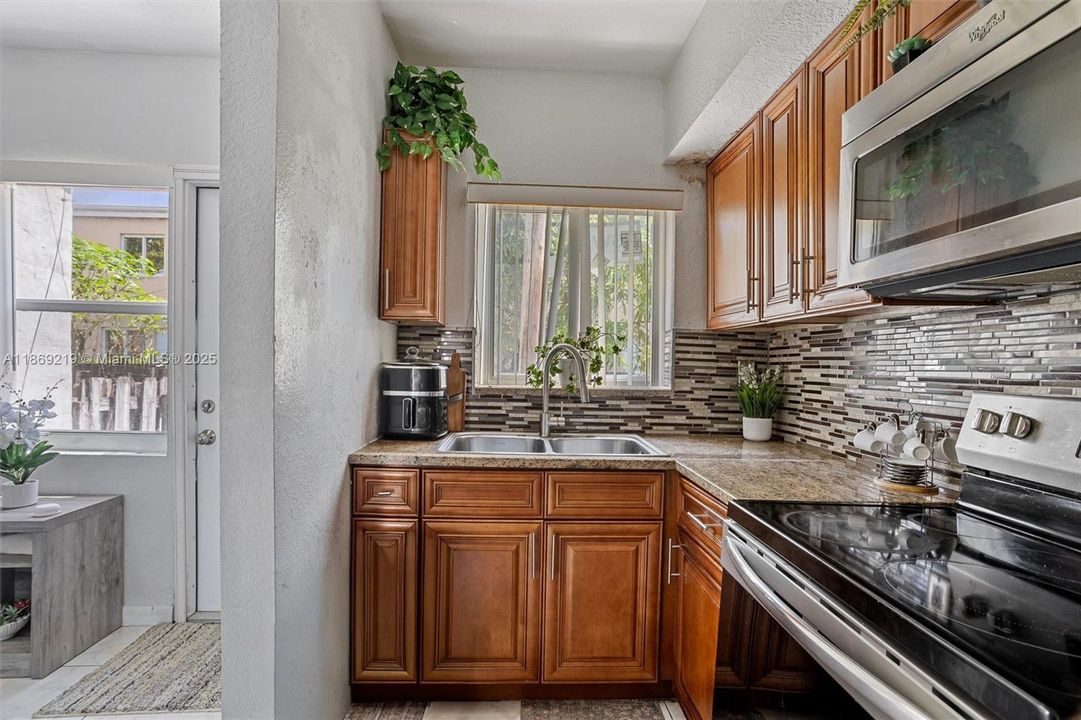 待售: $187,000 (2 贝兹, 1 浴室, 930 平方英尺)