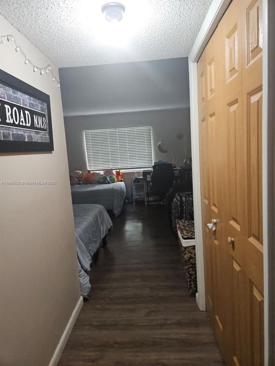 合同活跃: $284,500 (2 贝兹, 2 浴室, 1256 平方英尺)