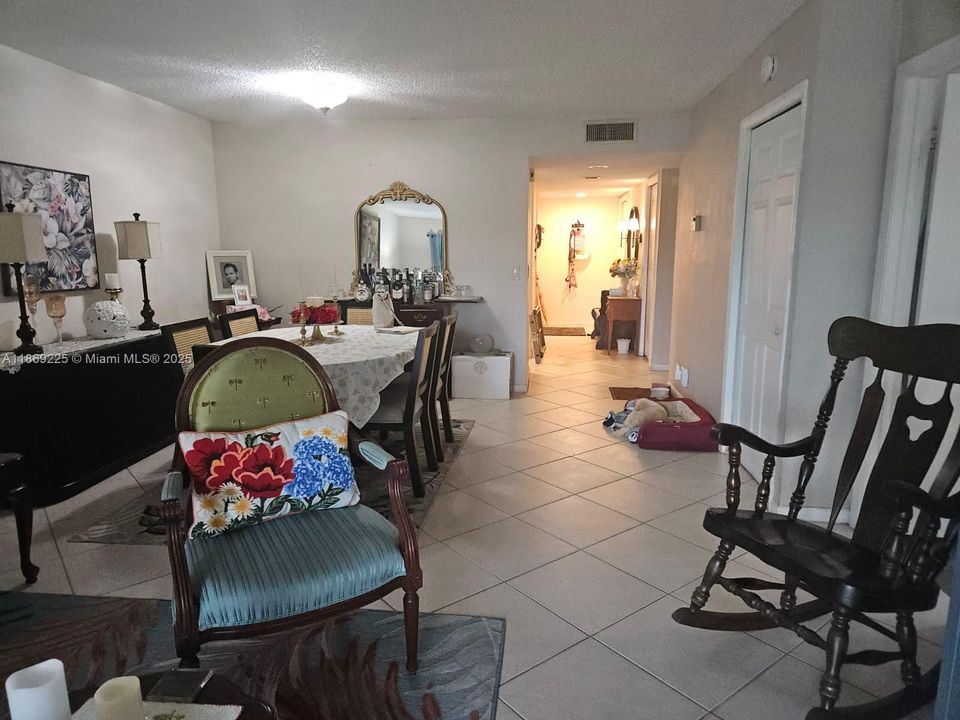 合同活跃: $284,500 (2 贝兹, 2 浴室, 1256 平方英尺)