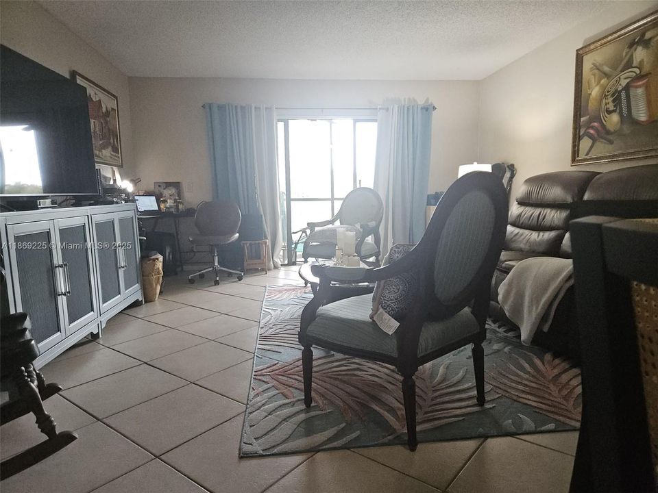 合同活跃: $284,500 (2 贝兹, 2 浴室, 1256 平方英尺)