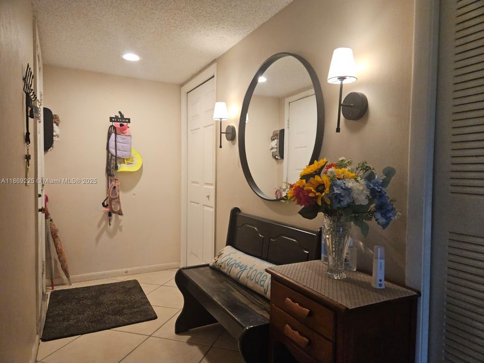 合同活跃: $284,500 (2 贝兹, 2 浴室, 1256 平方英尺)