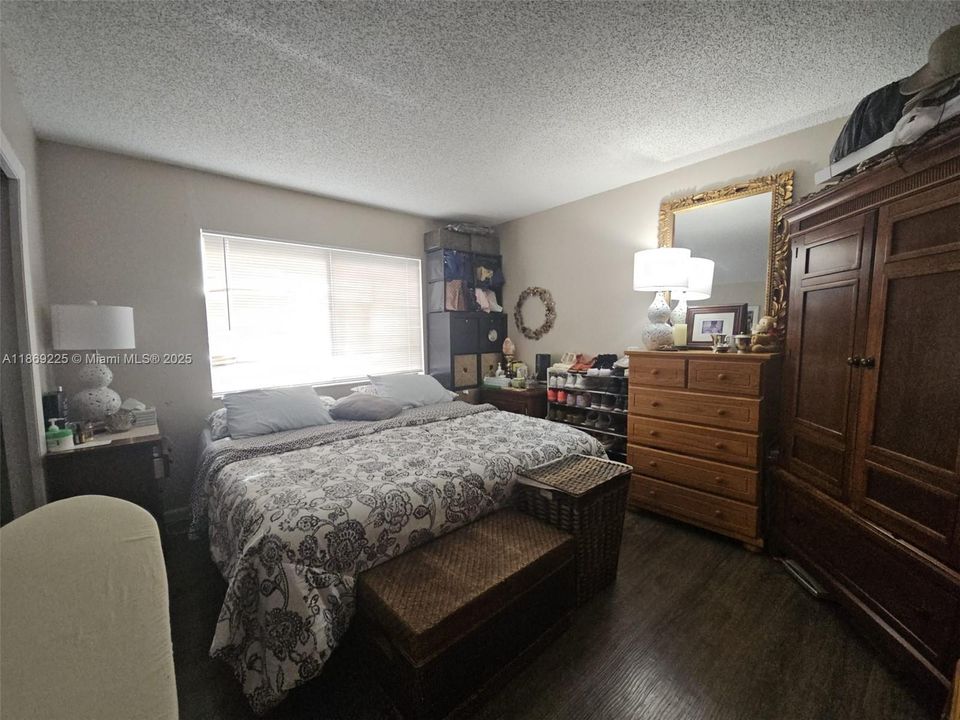 合同活跃: $284,500 (2 贝兹, 2 浴室, 1256 平方英尺)