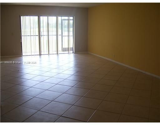 合同活跃: $284,500 (2 贝兹, 2 浴室, 1256 平方英尺)