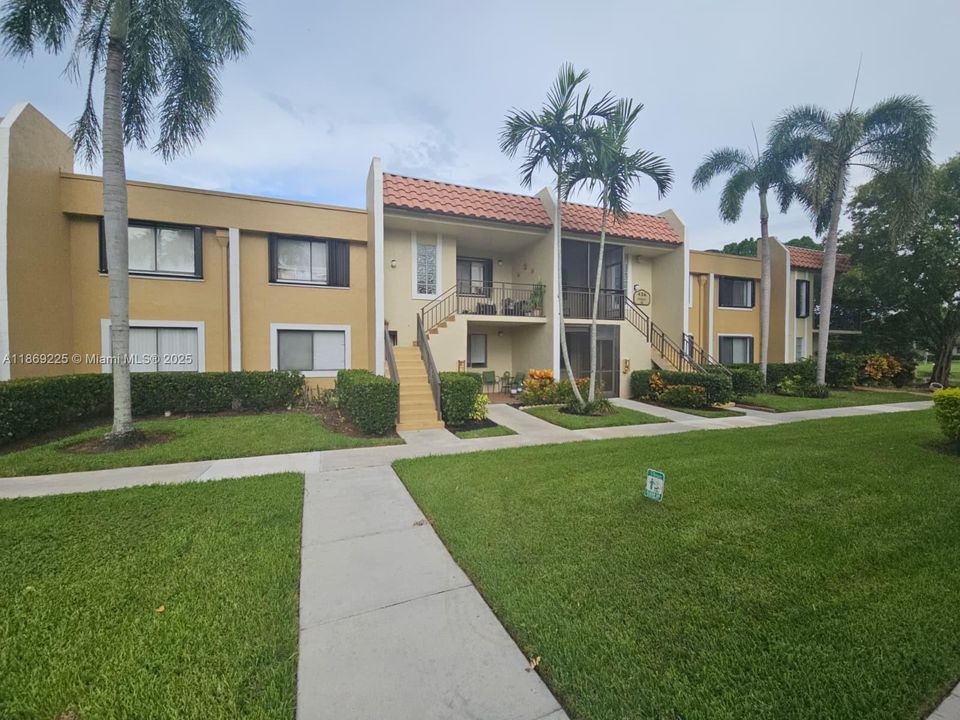 合同活跃: $284,500 (2 贝兹, 2 浴室, 1256 平方英尺)