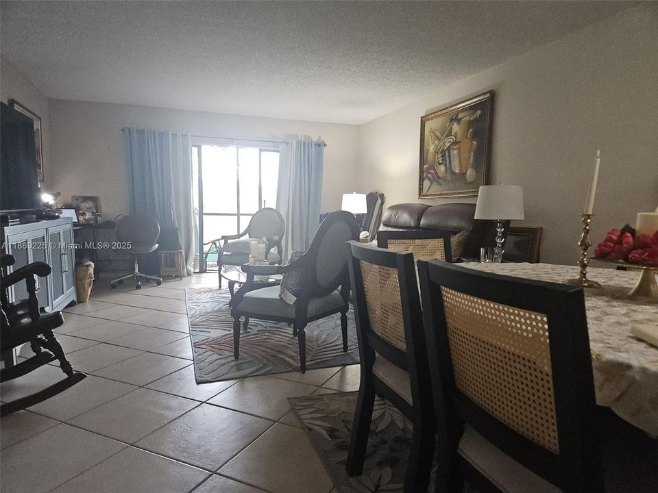 合同活跃: $284,500 (2 贝兹, 2 浴室, 1256 平方英尺)