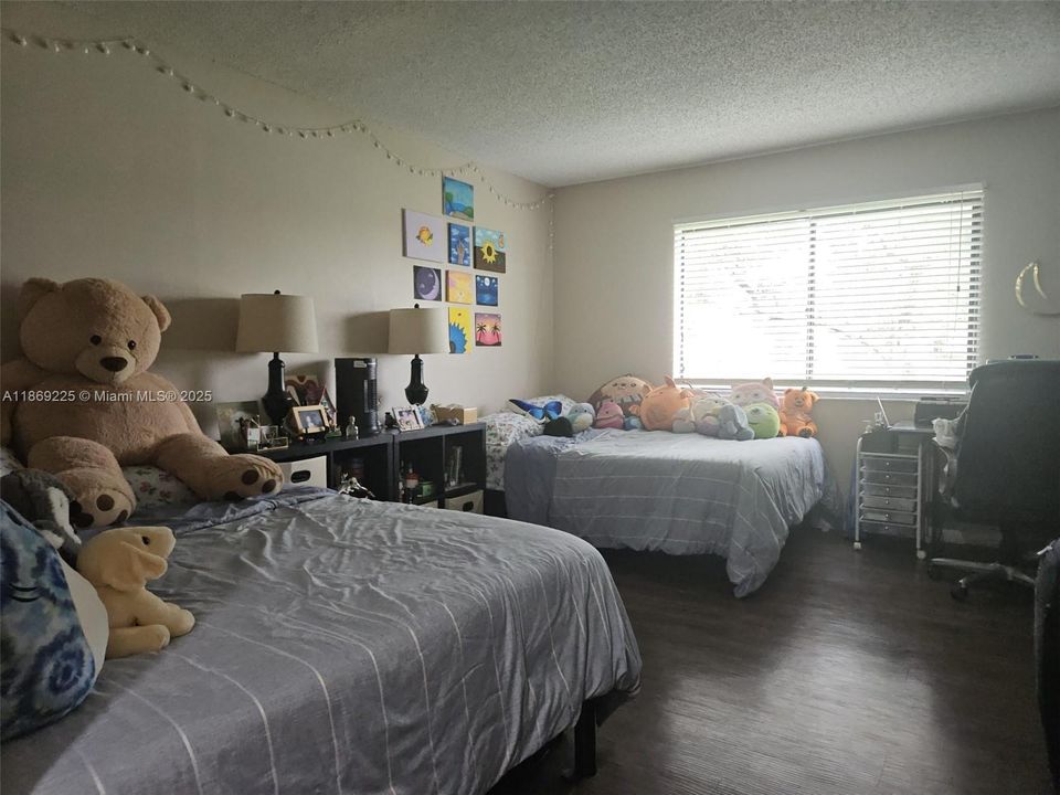 合同活跃: $284,500 (2 贝兹, 2 浴室, 1256 平方英尺)