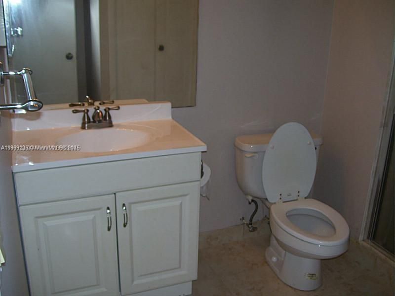 合同活跃: $284,500 (2 贝兹, 2 浴室, 1256 平方英尺)