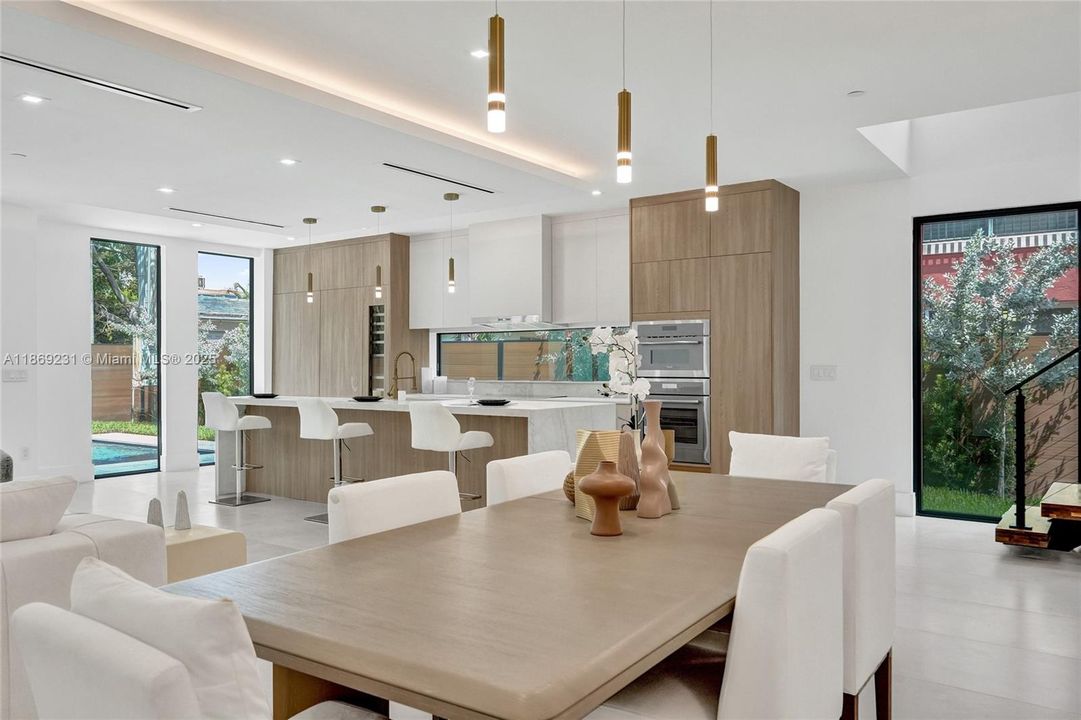 出租: $16,500 (5 贝兹, 4 浴室, 3041 平方英尺)