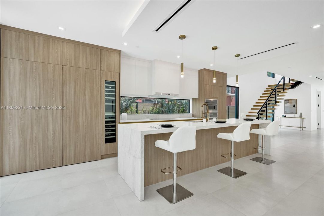 出租: $16,500 (5 贝兹, 4 浴室, 3041 平方英尺)