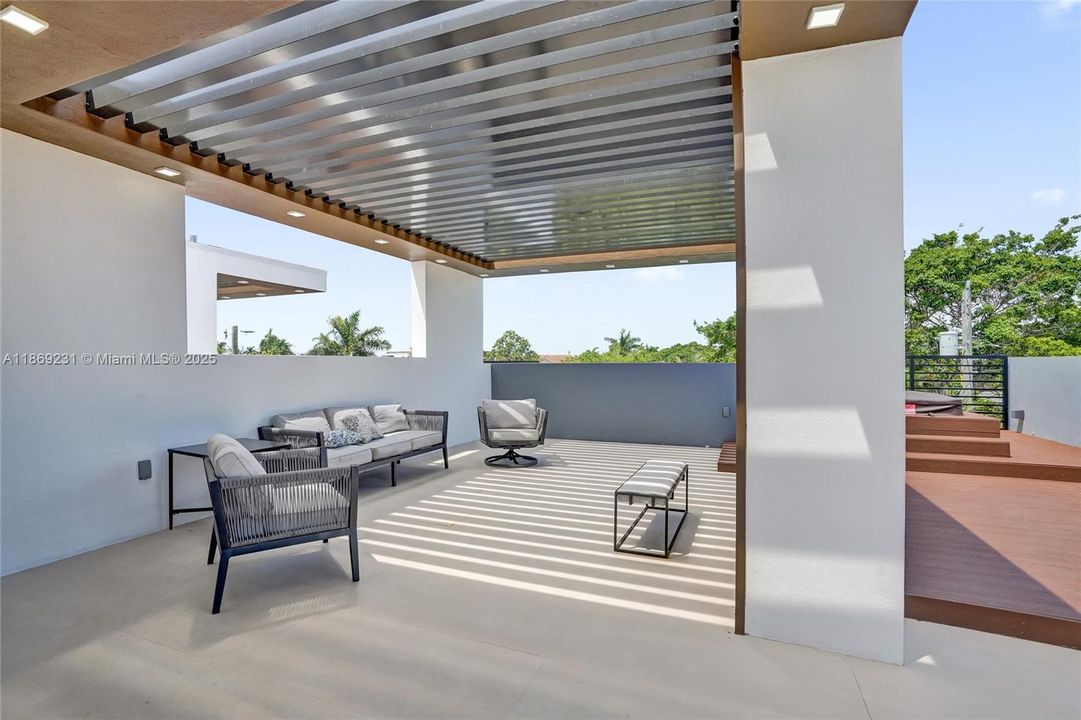 出租: $16,500 (5 贝兹, 4 浴室, 3041 平方英尺)