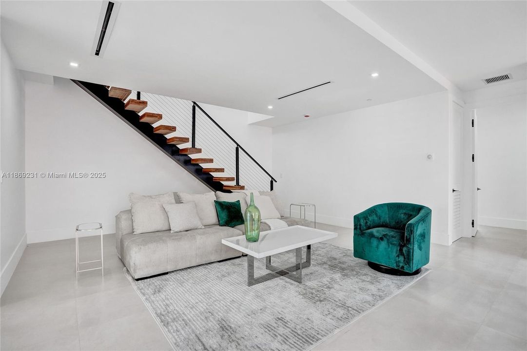 出租: $16,500 (5 贝兹, 4 浴室, 3041 平方英尺)