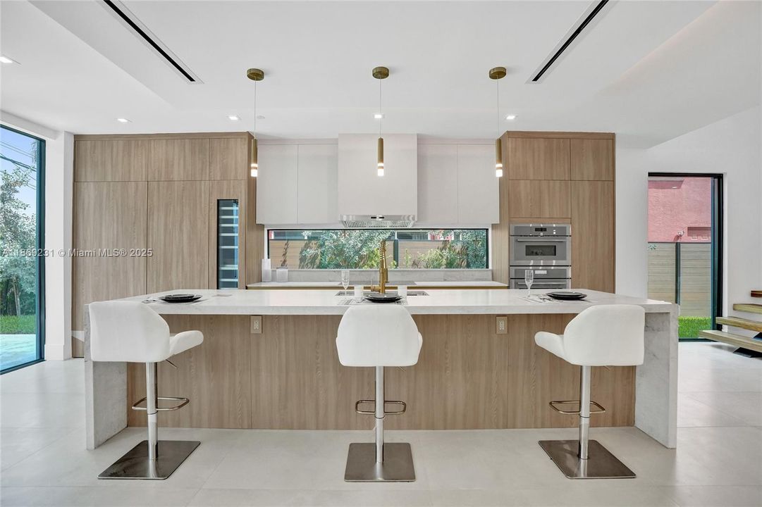 出租: $16,500 (5 贝兹, 4 浴室, 3041 平方英尺)